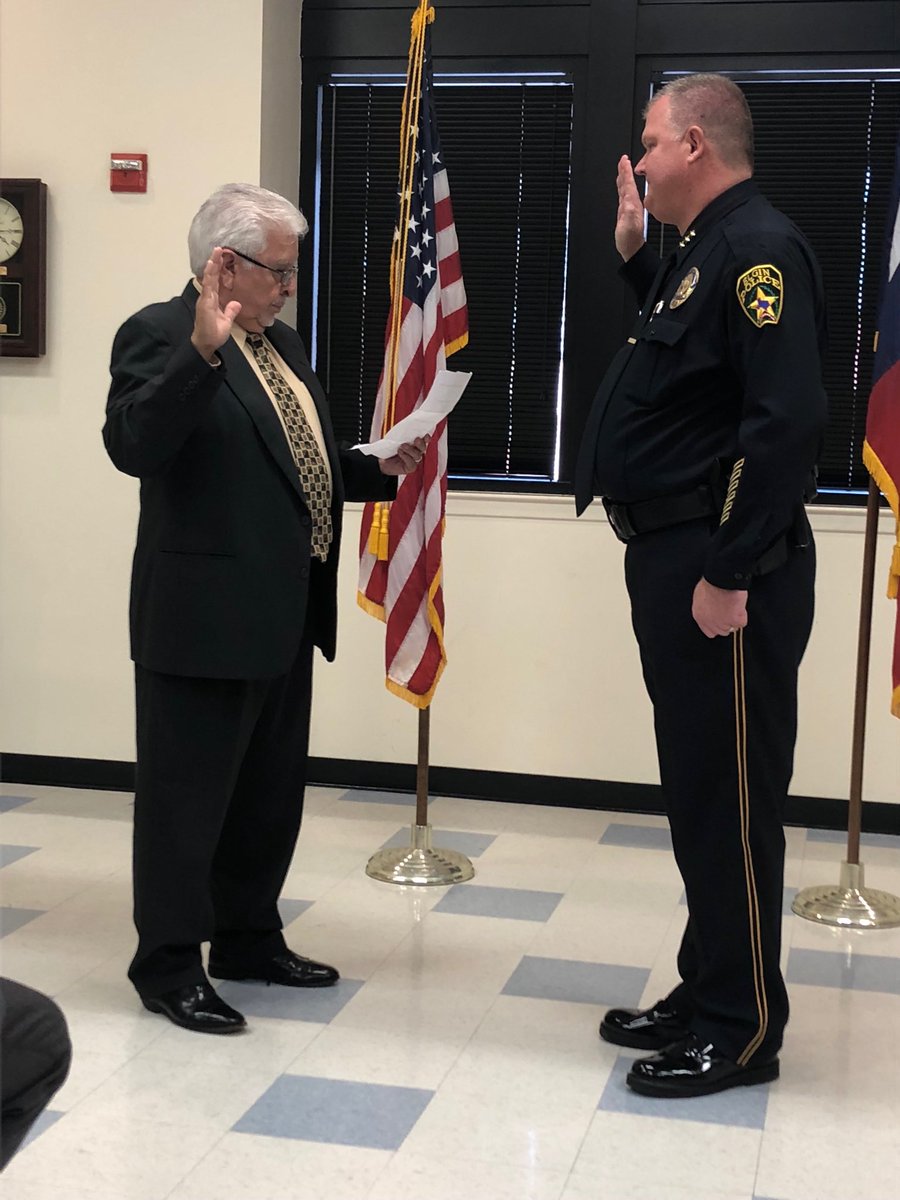 seanmannix1's tweet photo. Congratulations to Patrick South, sworn in as Elgin’s new police chief!  Elgin is lucky to have you! https://t.co/rkkQ860Q1X