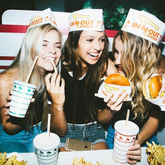 ifuwrefamous's tweet photo. 147. duas fãs se encontram com vc durante a viagem e vc decide fazer um agrado a elas e as chama para comer com vc e seus amigos. qual foto posta com elas? https://t.co/CmdHfjQmD0