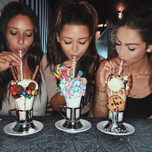 ifuwrefamous's tweet photo. 147. duas fãs se encontram com vc durante a viagem e vc decide fazer um agrado a elas e as chama para comer com vc e seus amigos. qual foto posta com elas? https://t.co/CmdHfjQmD0