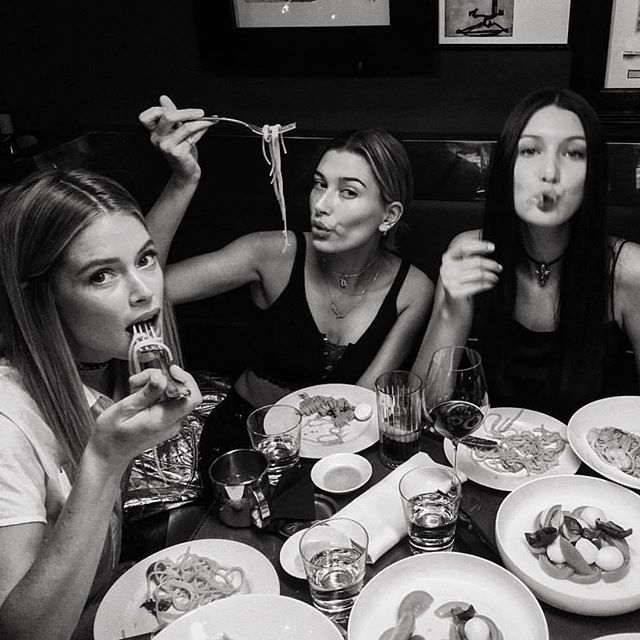 ifuwrefamous's tweet photo. 147. duas fãs se encontram com vc durante a viagem e vc decide fazer um agrado a elas e as chama para comer com vc e seus amigos. qual foto posta com elas? https://t.co/CmdHfjQmD0