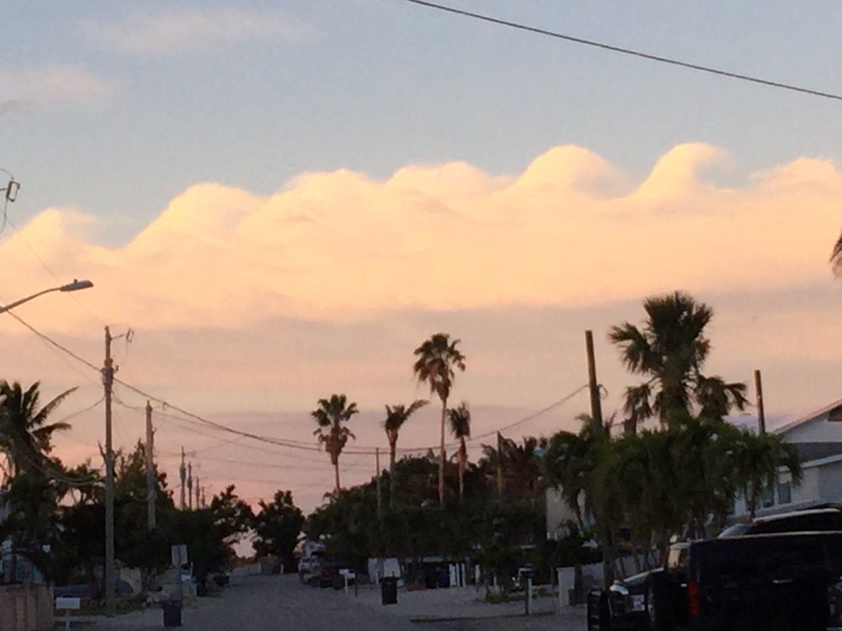 DavenDavey's tweet photo. Thanks @NWSKeyWest for identifying the #KelvinHelmholz clouds seen just North of Rockland Key Fl this evening.#FLwx #FLKeys #KeyWest https://t.co/JgJzlHQCMZ