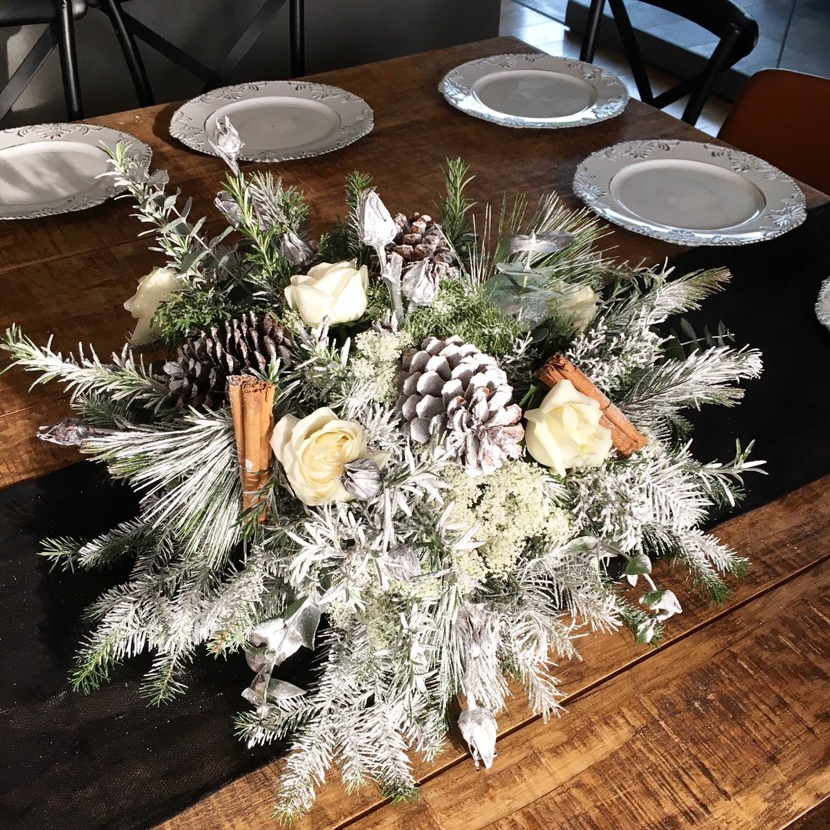 monbyw's tweet photo. Xmas #rusticblack #flowers by Mon https://t.co/441VqTFN1N