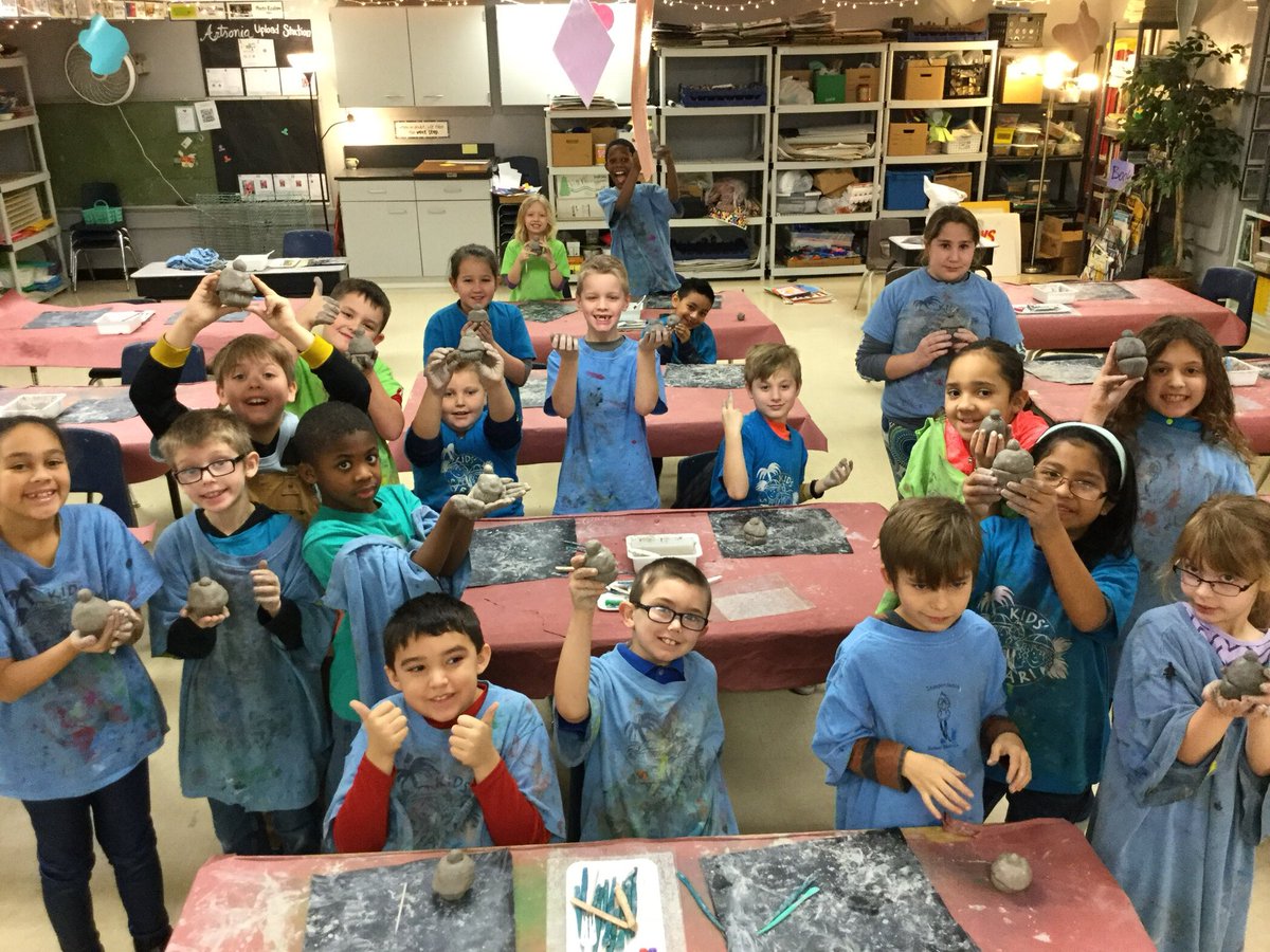 KTennesen's tweet photo. @MsSanders15 ‘s class made clay cupcakes inspired by #WayneThiebaud today! ❤️ #SycamoreStrong @SycamoreHills1 https://t.co/oEH5ymC7Pa