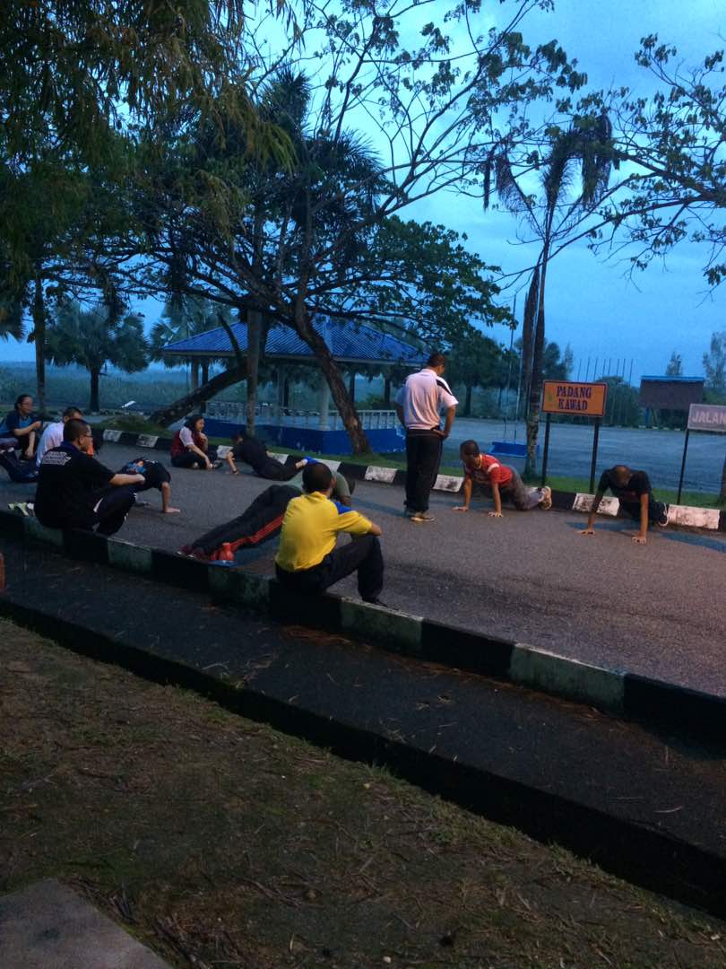 cancunpark's tweet photo. Selamat pagi semua. Permulaan rutin pagi ini   di Cancun Park. Bagi non Muslim 
Pre test squad push up.

#PLKN 2.0  
#PLKN2018
#WirawirawatiNegara 
#NadiNegaraku 
#JommasukPLKN https://t.co/wjG44TOWPi
