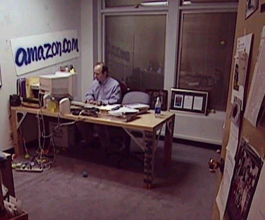 ola_facts's tweet photo. Photo of Jeff Bezos in 1999. Think about this the next time you think you can't do something. #amazon https://t.co/VIcAc1Bc6G
