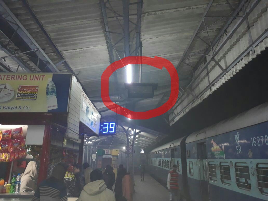 iamsudharak's tweet photo. @RailMinIndia  @PiyushGoyal  @PiyushGoyalOffc महोदय ! #बाराबंकी रेलवे स्टेशन पर कोच लोकेटर इलेक्ट्रॉनिक बॉक्स लगे हैं । किन्तु ये सभी हमेशा ऑफ रहते हैं । कृपया इन्हें ठीक कराने का कष्ट करें । जिससे जनता की असुविधाएं दूर हो सकें । कृपया मदद करें । https://t.co/HnBdhUt8VP