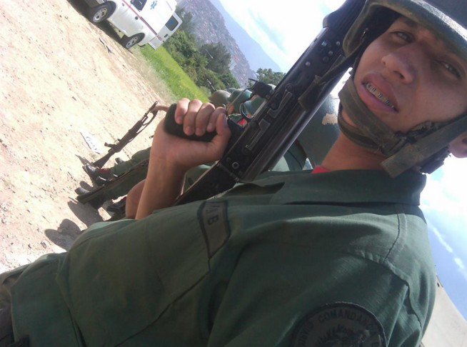 Venezuelan_Army's tweet photo. Verga este cursito me trae loco. Tiene jeva y tiene hijos y solo tiene 19 años, pero cuando hemos bañado juntos a los dos se nos para el güevo. Es full caliente.

Si quieren ver más Denle RETWEET. https://t.co/hc3GbgaT2R