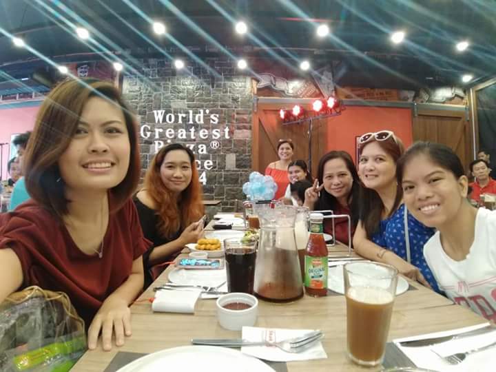 dhess02's tweet photo. Masaya kumain kapag kasama ang mga kaibigan.
#lucky2018 #shakeysph #2018mealdeal #tarashakeys #thekitchenmom https://t.co/9vpMZbyXNS