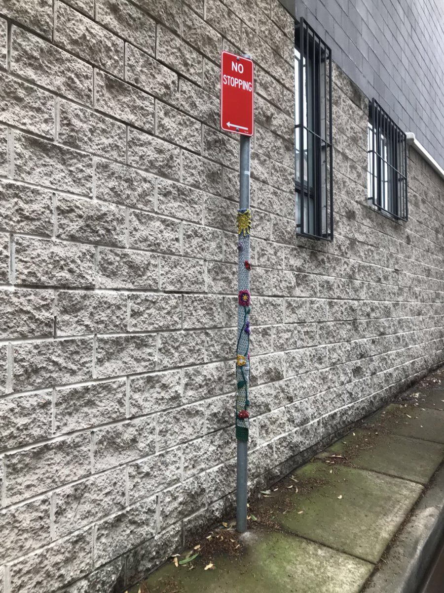 ChenluGe's tweet photo. @BE_DIY walk tour with DIY urbanism group. #yarnbombing #digurbanism #community https://t.co/8ecQUCxaIE