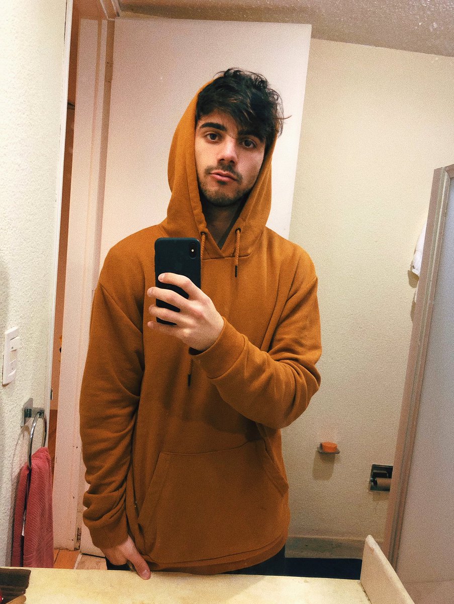 fedevigevani's tweet photo. A partir de hoy voy a subir una foto por día en este espejo, por una semana #FedeSelfie https://t.co/Y9ZvPBRJYf