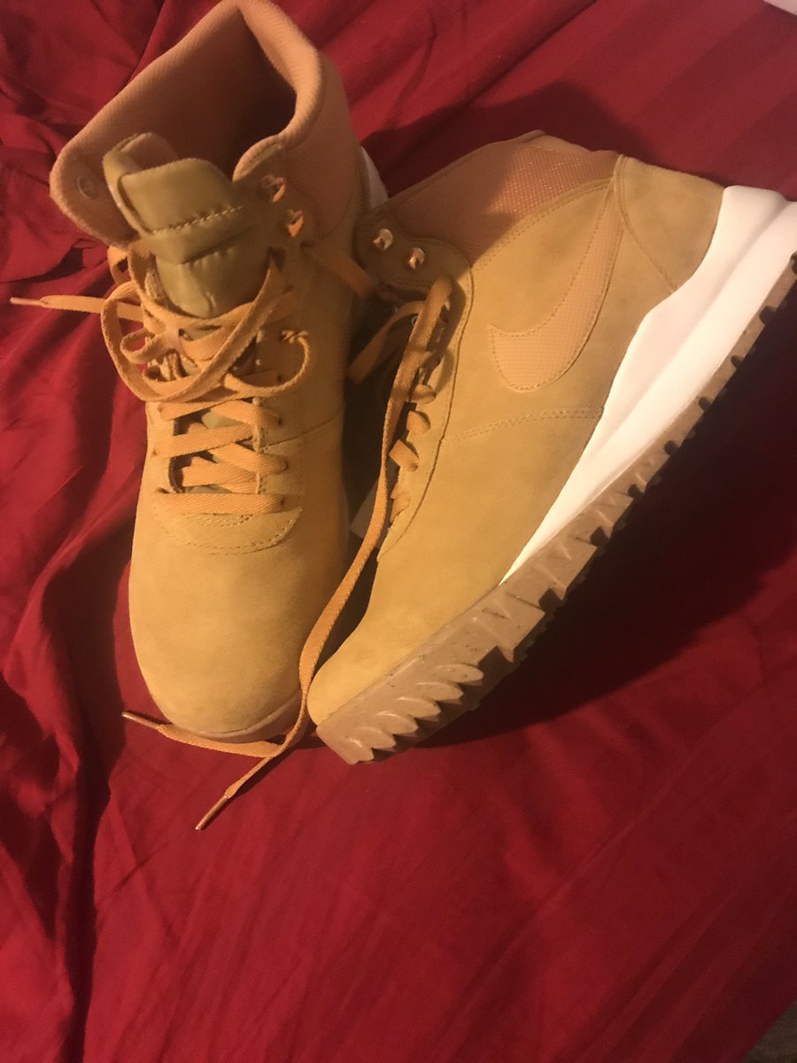 DennisDonald7's tweet photo. Got my new work boots, or running shoes! Can't decide yet. Can't complain for twenty bucks. https://t.co/0VMkLxB7BK