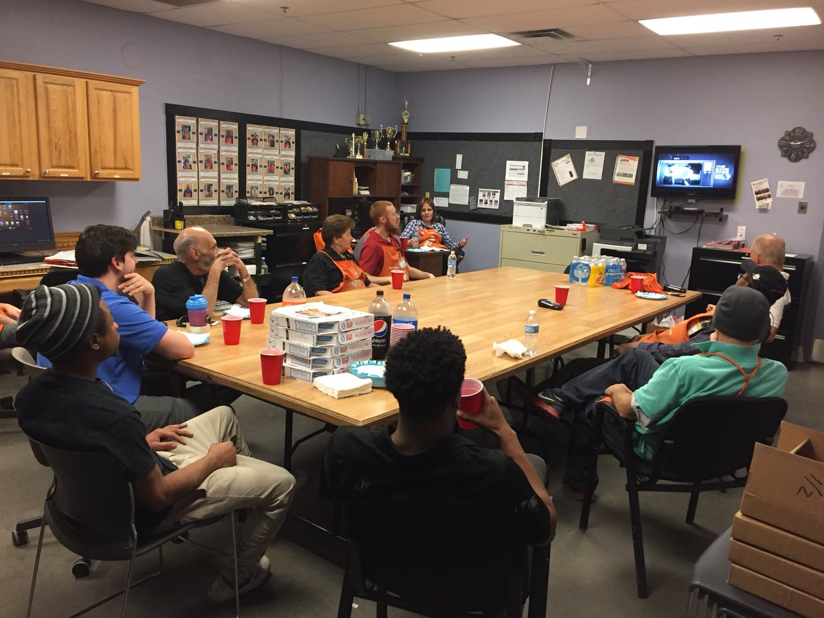 JanelleBishop15's tweet image. #1116 #latenightsamepage with Pizza 🍕 soda 🥤 and the best Freight Team!!