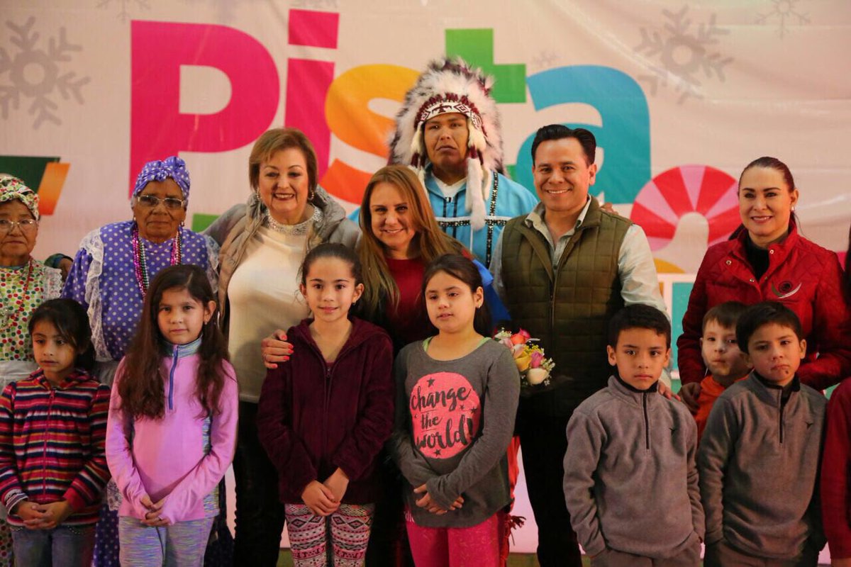 mrikelme's tweet photo. Mi esposa Marcela inaugura la pista de hielo en #Múzquiz #FuerteCoahuilaEs @DIFCoah https://t.co/09M7taLG6V
