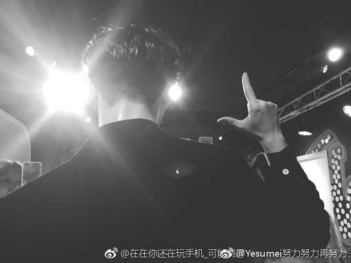 LuNa_ErRiKa's tweet photo. #YixingIdolProducer siempre teniendo a #EXOL en su corazón al igual que a @weareoneEXO

#iHeartAwards #BestFanArmy https://t.co/pbTMdBELlo
