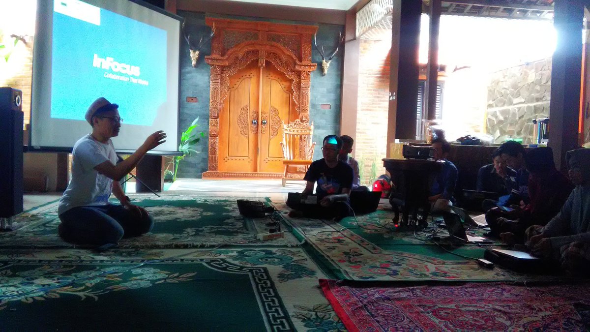 Sedang berlangsung, Pelatihan Literasi Media Sosial dan Short video.  rangkaian #SewinduHaulGusDur  #Cirebon cc <a href="/GUSDURians/">Jaringan GUSDURian</a> <a href="/AlissaWahid/">Alissa Wahid</a> <a href="/autad/">IG: @kaoswangun</a>