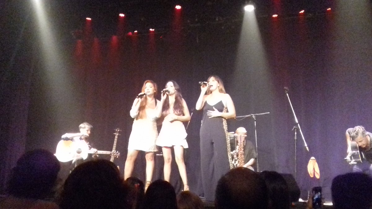 mile_g15's tweet photo. Tenia fila 5 al costado, termine en la misma fila 4 asientos mas al medio jaja ahi bien cerquita. Gran show en sanber @lowrdez @valeriagastaldi @LISSA_VERA @bandanaoficial #BandanaIntimo https://t.co/91zSeiJMZR