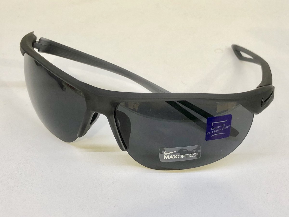スカイビルメガネ 東京コンタクト Nikeサングラスフェア1月14日迄在庫限りの大特価saleです 写真はev937 屋外テニスに最適なモデルです T Co 8q7a3j9tr4 Nike ナイキサングラス Nike スポーツ