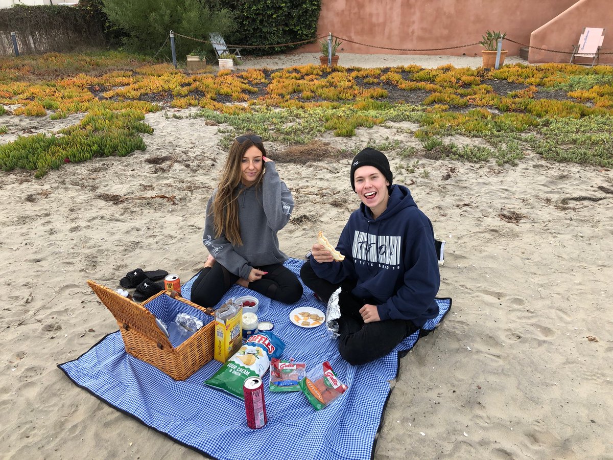 tannerfox's tweet photo. Comin home to my queen tomorrow https://t.co/eJhjNrabk8