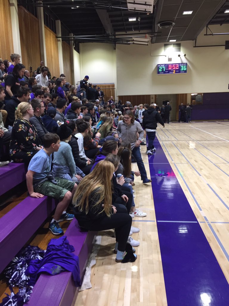 Piedmont hanging with nationally recognized Bishop O'Dowd basketball boys! Halftime! Go Highlanders!