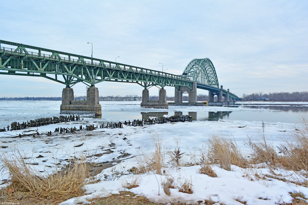 MikeSlickster's tweet photo. Today's Icebergs in the #DelawareRiver #TaconyPalmyraBridge #LardnersPoint #Photography #TheDelawareForLife https://t.co/mfUIdAk9hf