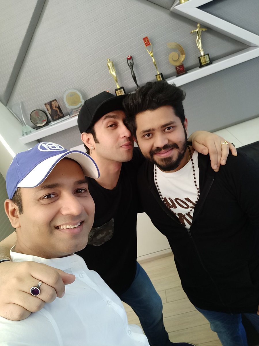iFaridoon's tweet photo. Selfie time with @AdhyayanSsuman and Harshit 

#MusicallyYours https://t.co/b2AVZVRooP