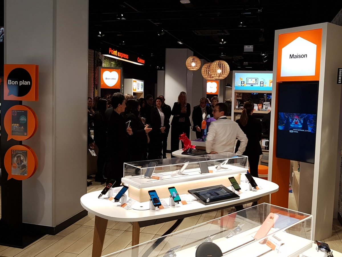 Le Smartstore Orange de <a href="/VilledeReims/">Ville de Reims</a> accueille aujourd'hui <a href="/fabiennedulac/">Fabienne Dulac</a> : nos collaborateurs 🙆🙌 présentent nos innovations et le nouveau concept de la boutique pour une expérience client incomparable 👍