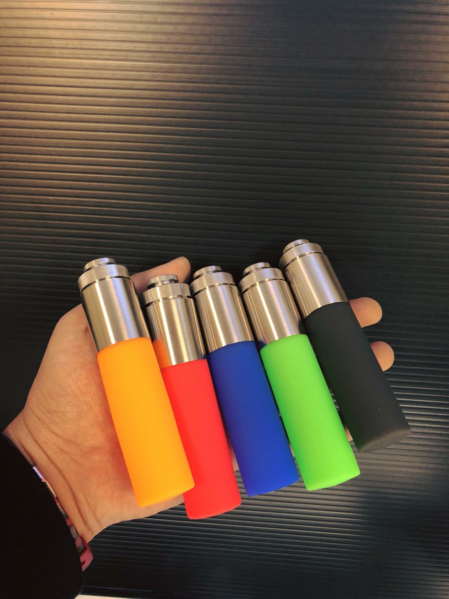 Vape Cbd専門店 Mr Vape 川崎 スタビのメカニカルスコンカーがまたまた到着 Gunnmodsさんから素敵なケースに入ったスタビライズドウッドのメカスコです 握り締められたドクロ カッコイイですね ふわふわシリコンボトル のスコンカー用リフィルボトル