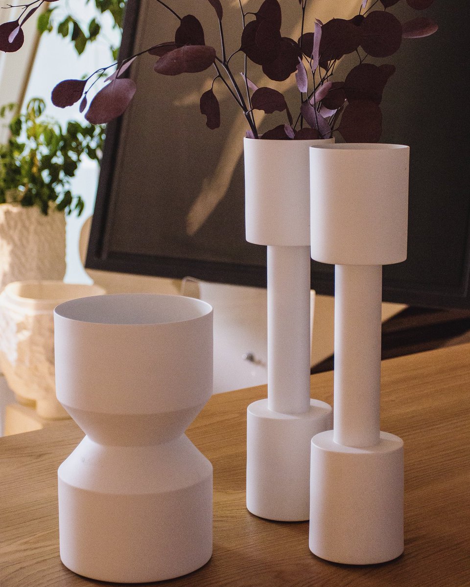 Vela_Life's tweet photo. A stylish sculptural counterpart to any bouquet... Llot Llov’s Rec-Cut Vase. #VelaLife https://t.co/gXQ9KCIFpq
