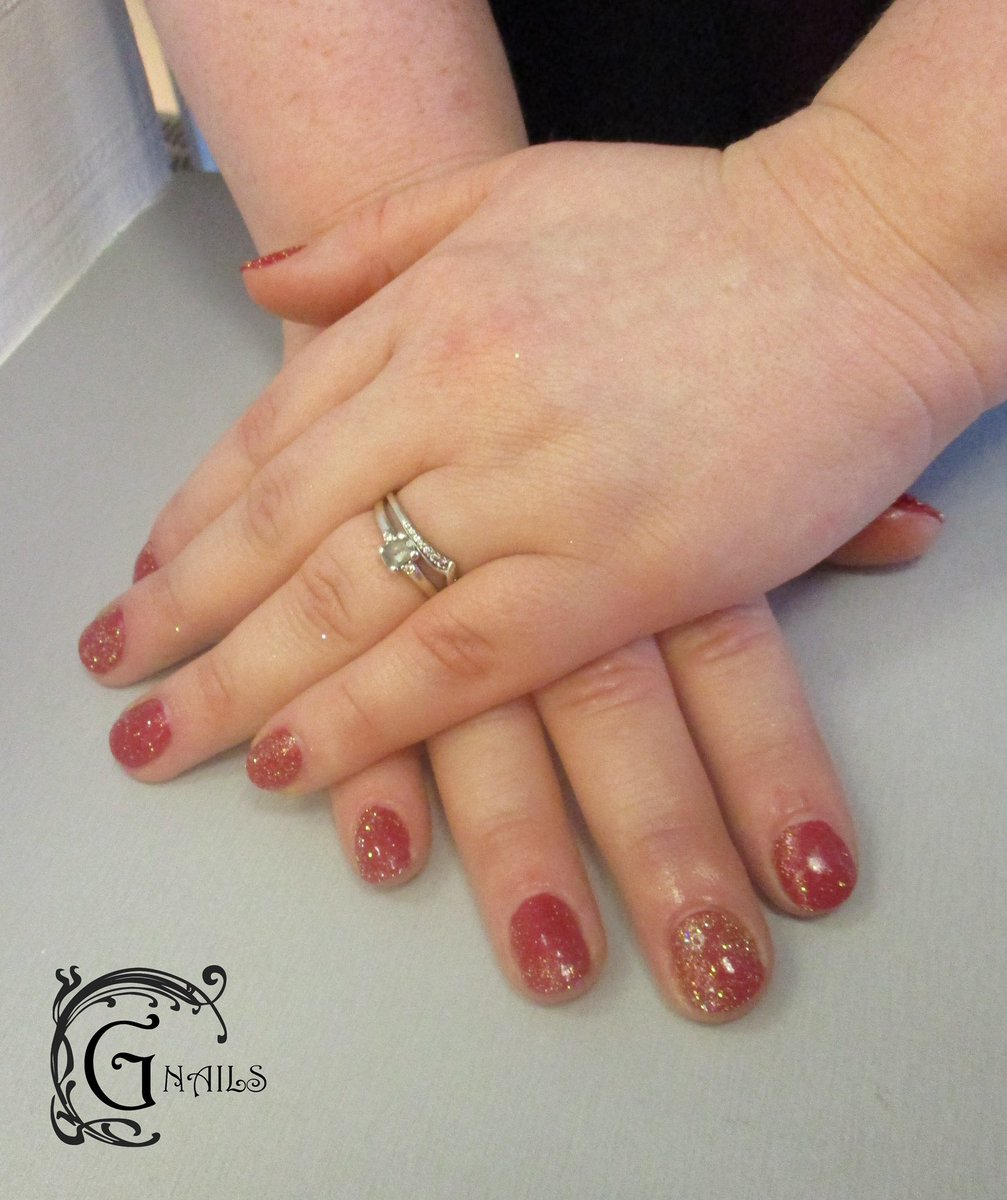 GNicheArt's tweet photo. Loved these #PerfectlyChristmas nails, #Red with a sprinkling of #Gold. #GNails #GelManicure #YNProducts #SlickPour #CaptionConversion #ChristmasNails #NailsOfTheDay #Christmas #AppointmentsAvailable https://t.co/qrMsXoZCGZ