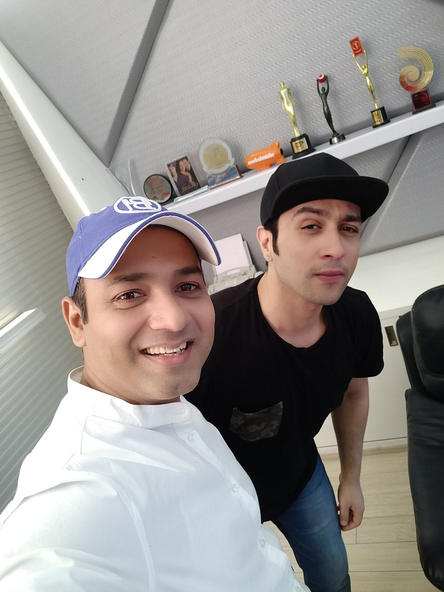 iFaridoon's tweet photo. Wonderful catching up with @AdhyayanSsuman and happy that his debut single #SaareyanNuChaddeya is doing so well.. 

#MusicallyYours https://t.co/P4AQLOFmgQ