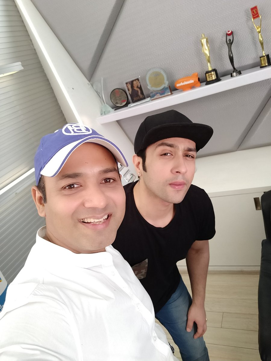 iFaridoon's tweet photo. Wonderful catching up with @AdhyayanSsuman and happy that his debut single #SaareyanNuChaddeya is doing so well.. 

#MusicallyYours https://t.co/P4AQLOFmgQ