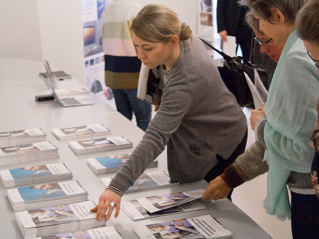 DataRedderLiv's tweet photo. CHC lancerede rapporten ’’Kommuners erfaringer med investering i teknologi til sundhedsområdet’’ ved stort gå-hjem-møde d. 9. januar. Repræsentanter fra 13 kommuner i @RegionH og 6 virksomheder, der præsenterede teknologier til behandling af demens #dksund https://t.co/ASstqs8kTj https://t.co/qjkWu23UhG