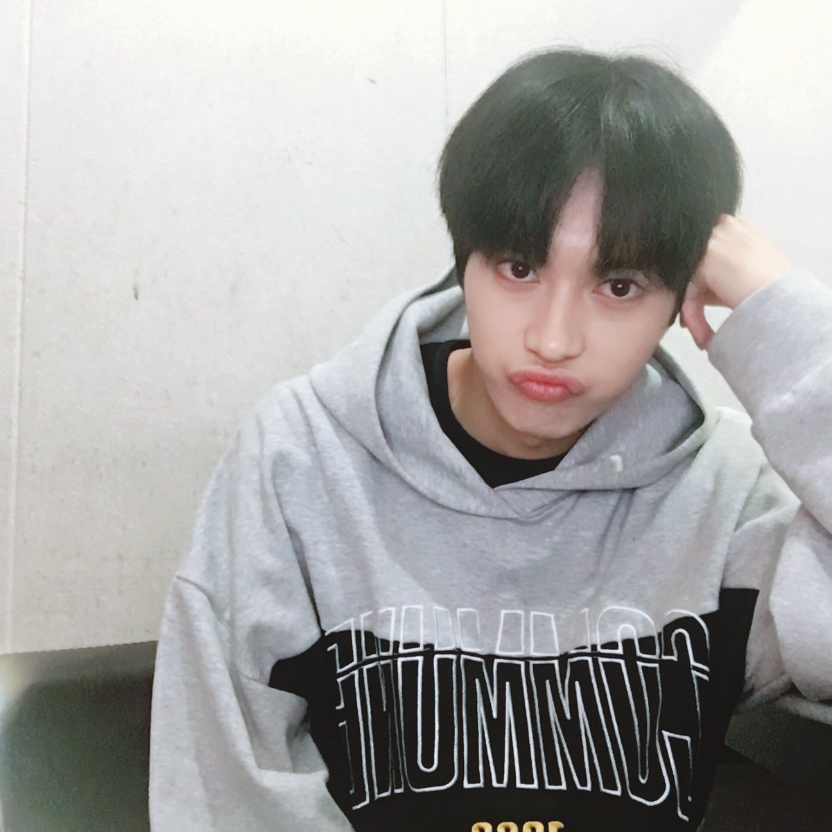 KNKOfficial220's tweet photo. [희준]퀭😨 #크나큰 https://t.co/Bdi9tCfmVE