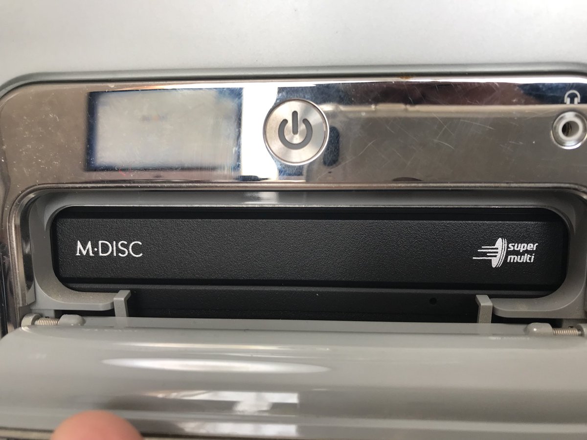 Mac_Frenz's tweet image. これは排出しません。G4のDVDドライブを交換されたお客様てますが、MacのG4はDVDドライブの排出口が特殊な為、トレイ前面のパネルが当たり排出しません。取外す事で問題なく排出されます。#macG4 #macトラブル