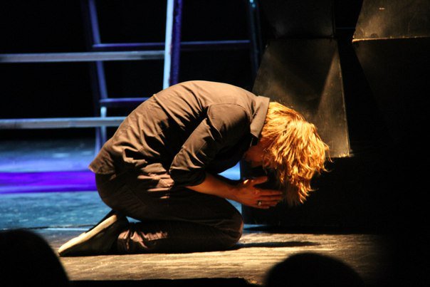lunatheatre's tweet photo. В главной роли Дориана Грея со-режиссер и ведущий актер театра Дмитрий Бикбаев, идеальный для образа аристократа, продающего душу за вечную молодость и красоту. В роли "живого" Портрета Дарья Цыпляева. 

На 13 января осталось всего 11 билетов.

https://t.co/rYs2R3UInw https://t.co/RGb7mRRGRR