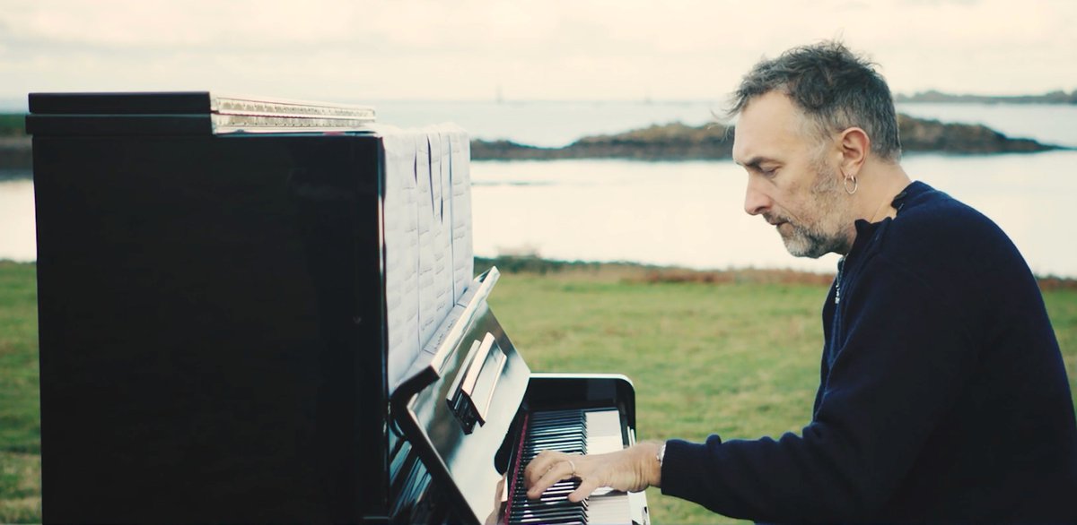 pcongresosvigo's tweet photo. El día 14 de marzo el genio francés .@yanntiersen actuará en el #Auditorio acompañado únicamente de su piano y su violín 🎹🎻
Si no quieres perderte al autor de la banda sonora de "Amelie", COMPRA tus ENTRADAS aquí ➡➡ https://t.co/pliLGa97tb
#DirectosMarDeVigo #2018MarDeVigo https://t.co/OPspk2CAgd