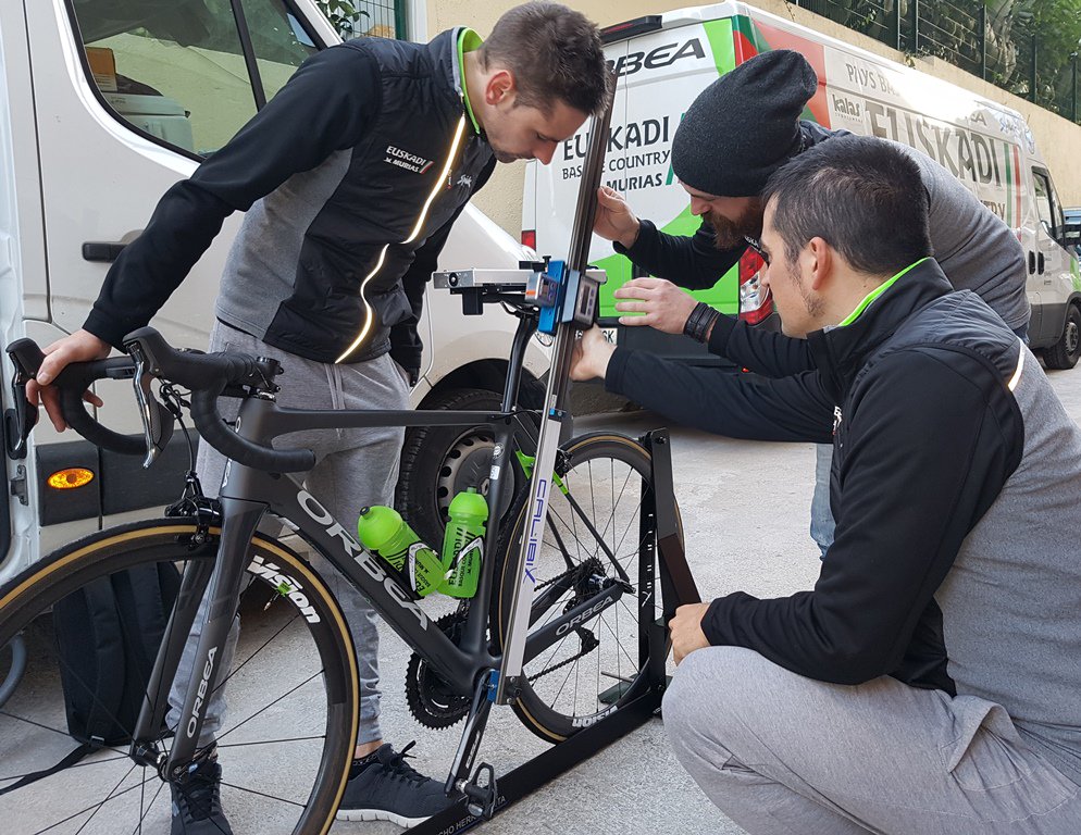 MuriasTeam's tweet photo. Instrucción biomecánica a @MuriasTeam de José Luis Fernández, de @Calibix, en colaboración con @bioziklik: el sistema más exacto, rápido y fácil de utilizar. #biomecanica https://t.co/QdTDfOeRrJ
