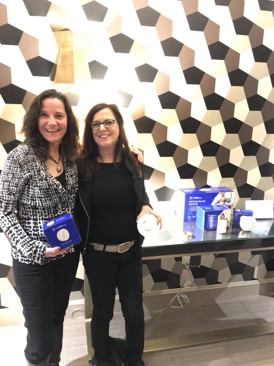 wellconnectdmom's tweet photo. Loving all the new features of @SmartThings at #CES #smartThingsCES2018 ❤❤ https://t.co/LvAsE3qrtw