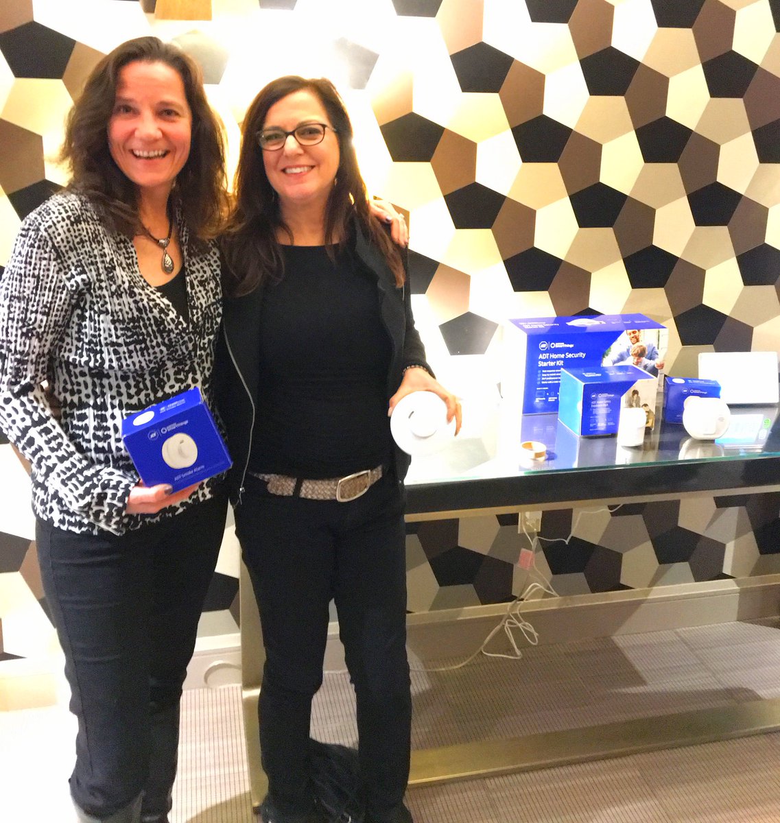 techmama's tweet photo. Having fun learning about @smartthings    #SmartThingsCES2018 with @wellconnectdmom at @Techlicious event! https://t.co/ZrEduWUPq0