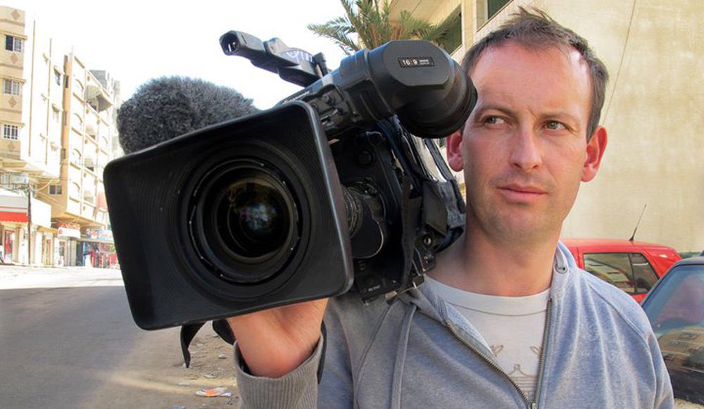 LetranchantY's tweet photo. Pensée émue à la mémoire de notre confrère Gilles Jacquier, tué à Homs (Syrie) il y a 6 ans jour pour jour. Professionnel reconnu, homme de terrain qui était là-bas pour montrer, témoigner, informer. @Francetele @EnvoyeSpecial @kenck_jri07 @CPOIRON https://t.co/KiYENRU9k6