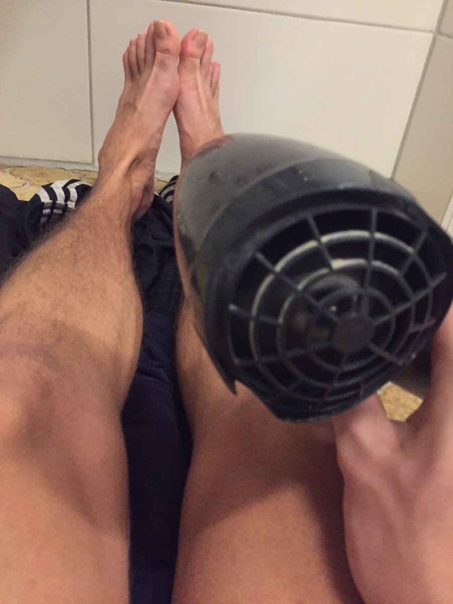 Surfmaster21's tweet photo. Warming up my perfect feet 😋 #alpha #cashmaster https://t.co/aUBkR75WUz