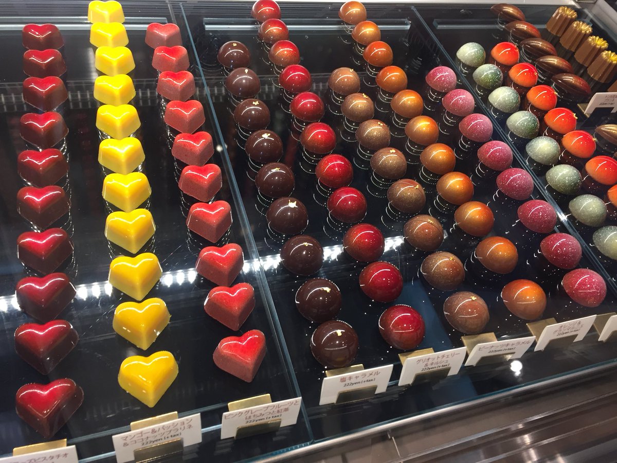 C7h8n4o2 チョコ係 Twitterren 自由が丘の駅からは少し歩きますが 本日オープンです Le Petit Bonheur さま ショーケースに整列したボンボンショコラが美しいです チョコがけのガレットブルトンヌなんて 美味しいに決まってる