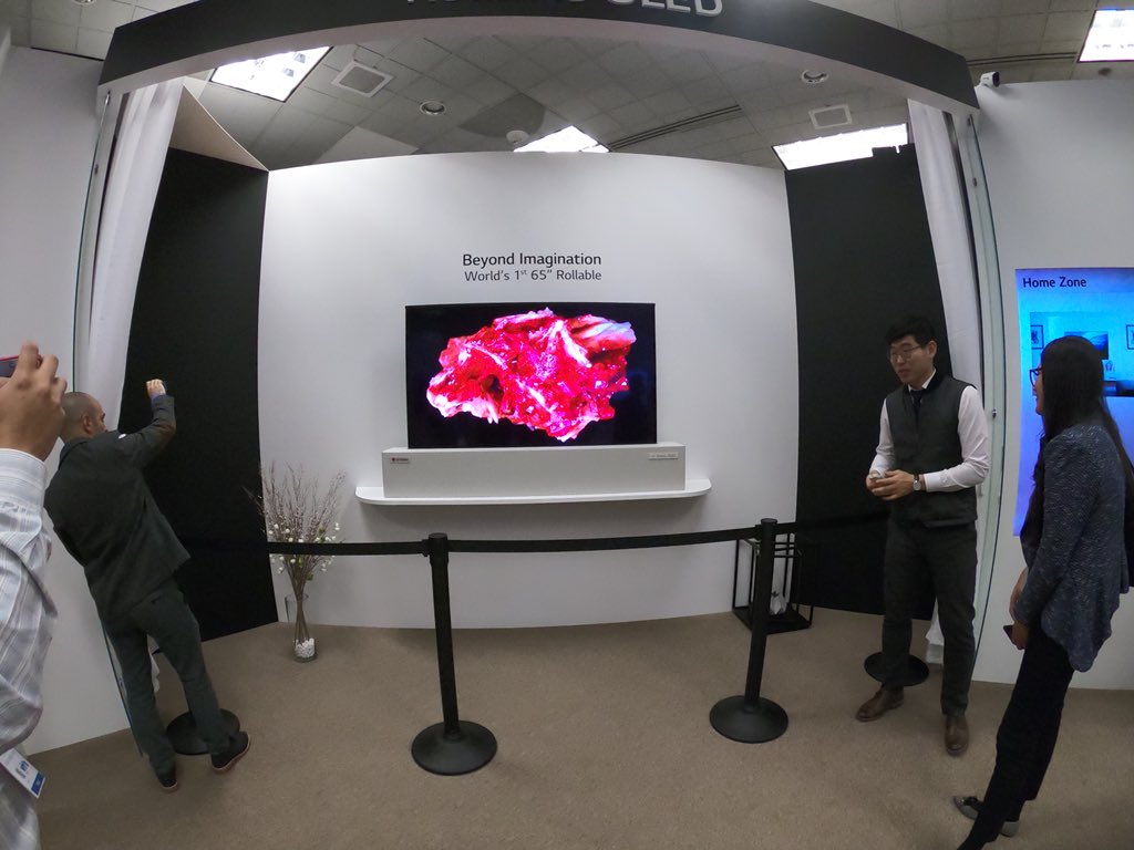 ExpansionMx's tweet photo. VIDEO: LG presume pantalla de 65 pulgadas que se puede enrollar como un póster https://t.co/NKaogBF3cM #CES2018 https://t.co/iAE6fKc0Es