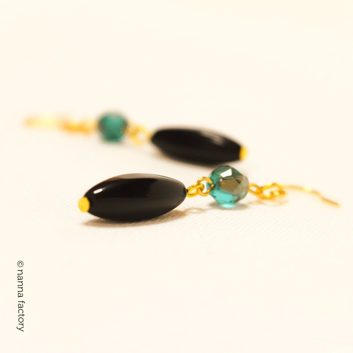 nannafactory's tweet photo. Black &amp; Green Drop Earrings

#handmadeaccessory #earrings #handmade #beadsaccessory #accessory #beads #fashion #golden

#ハンドメイドアクセサリー #イヤリング #ピアス #ハンソメイド #ビーズアクセサリー #アクセサリー #ビーズ #ファッション #ゴールド https://t.co/iQQ1ty3aza