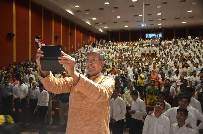 windowtonews's tweet photo. Wishing A Very Happy Birthday to The Indian Nobel Laureate Kailash Satyarthi who turned Sixty Four Today!
#world #India #Politics #Economics #Entertainemt #GossipCorner #Gossip #Breakingnews #LatestLeads @WindowtonewsWTN @k_satyarthi @NobelPrize https://t.co/YhrnaY0ord