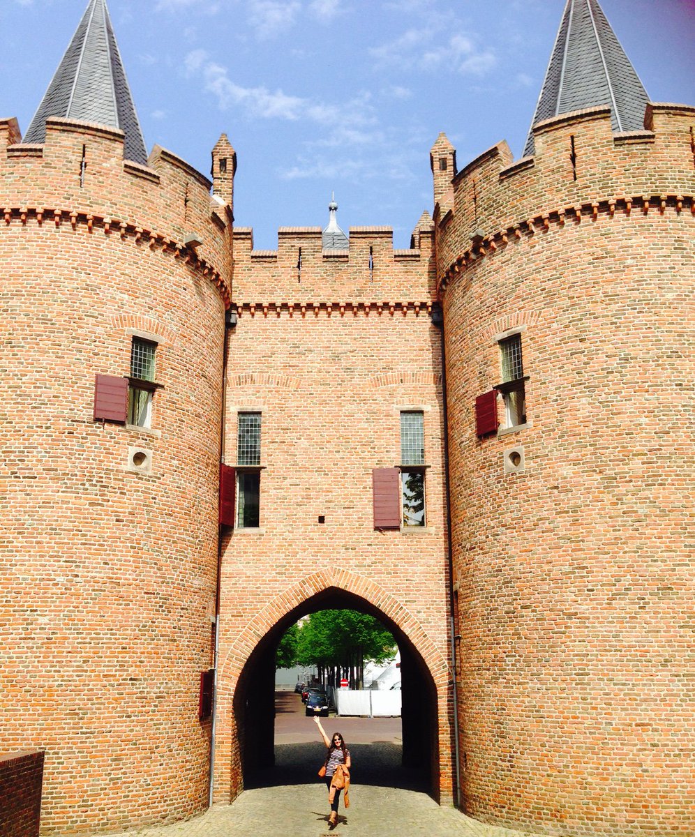 Emilosophy's tweet photo. tendré mi castillo,mi reino de hadas y princesas,donde el amor será ley,donde el amor será rey,donde yo seré la reina https://t.co/InjBAJnvPI