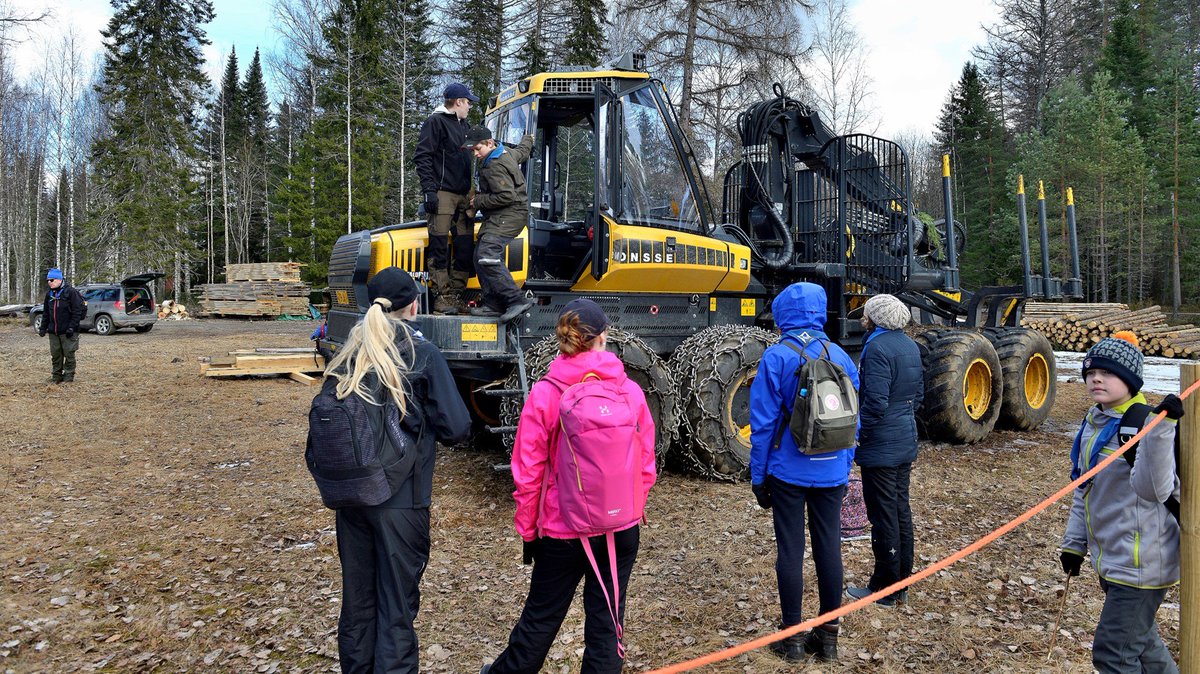 <a href="/HNystrand/">Håkan Nystrand</a> <a href="/matrauh/">Matti Rauhalahti</a> <a href="/TiirolaMikko/">Mikko Tiirola</a> <a href="/bucktman/">Miika</a> @kaarnalaivuri @NissinenMarkus <a href="/TomiSalo_Metsa/">Tomi Salo</a> <a href="/KallunkiKeijo/">Keijo Kallunki</a> <a href="/Tiilikainen/">Kimmo Tiilikainen</a> <a href="/Vilhartti/">Vilhartti Hanhilahti</a> <a href="/HakkarainenJuha/">Juha Hakkarainen</a> <a href="/SauliBrander/">Sauli Brander</a> <a href="/mantyla_juha/">Juha Mäntylä</a> <a href="/partanen_janne/">Janne Partanen</a> <a href="/KumpulaJussi/">Jussi Kumpula</a> @SuomenSahat <a href="/MTK_Metsa/">MTK Metsänomistajat</a> <a href="/metsateollisuus/">Metsäteollisuus</a> <a href="/mmm_fi/">MMM</a> #Metsäammattilaiset vievät #Metsäsäätiö’n kuljetustuella 9 000 koululaista vuosittain tutustumaan metsätalouteen ja metsäteollisuuteen. Tutustu kuljetustukeen goo.gl/WS2DMo Lisäksi koululaisten metsätapahtumia järjestävät @4HSuomi <a href="/MetsayhdistysRy/">Suomen Metsäyhdistys</a> @partiolaiset #yhdessä