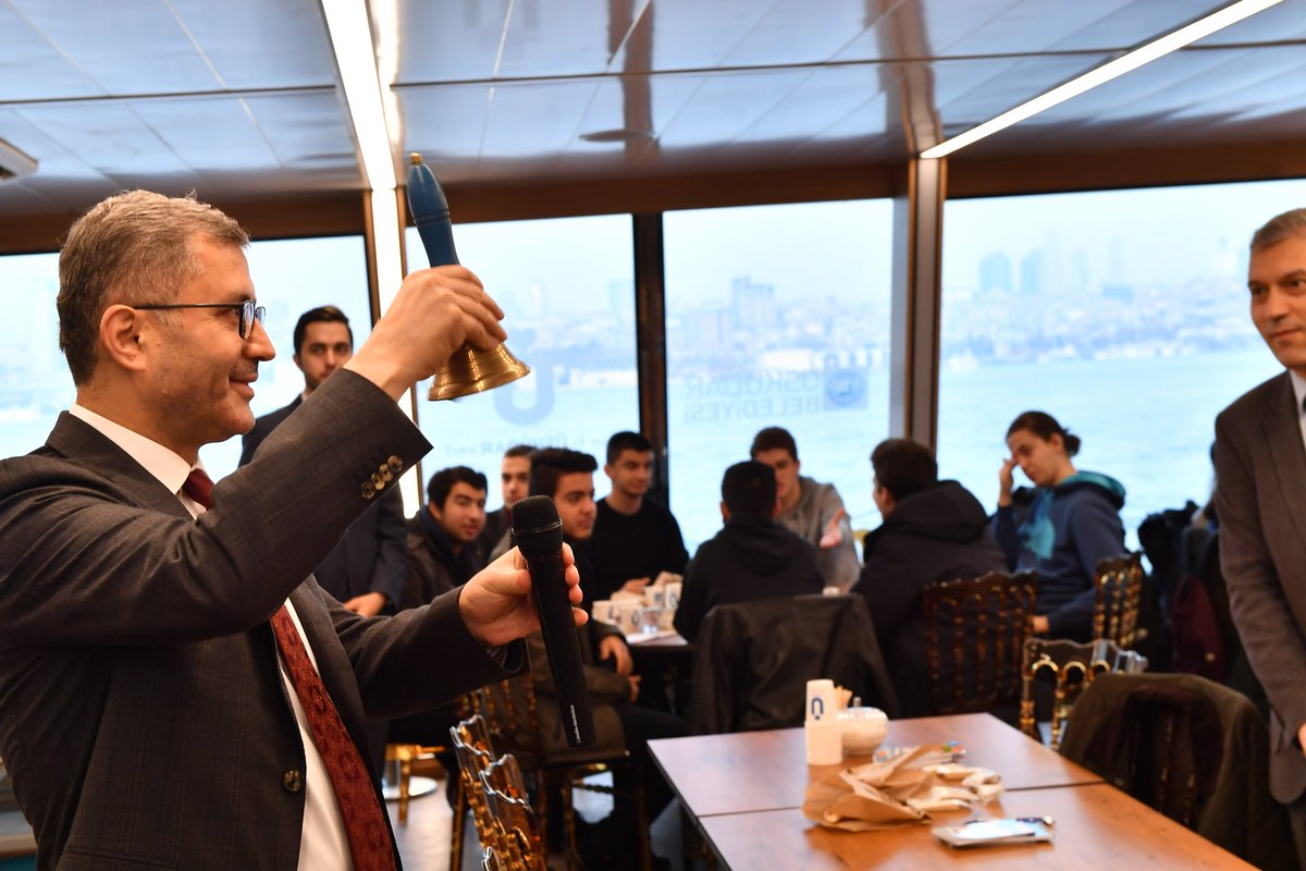 hilmiturkmen34's tweet photo. Yine liseli arkadaşlarımla beraberiz. Geleneksel Perşembe Valide Sultan Buluşmaları’nda Haydarpaşa Anadolu Lisesi 3 ve 4. sınıflar bugün bizimle. Çocuklarımızın hepsi zehir gibi maşallah. Ders zilini çaldık, tarih dersi başladı. https://t.co/9mawrVxiBR