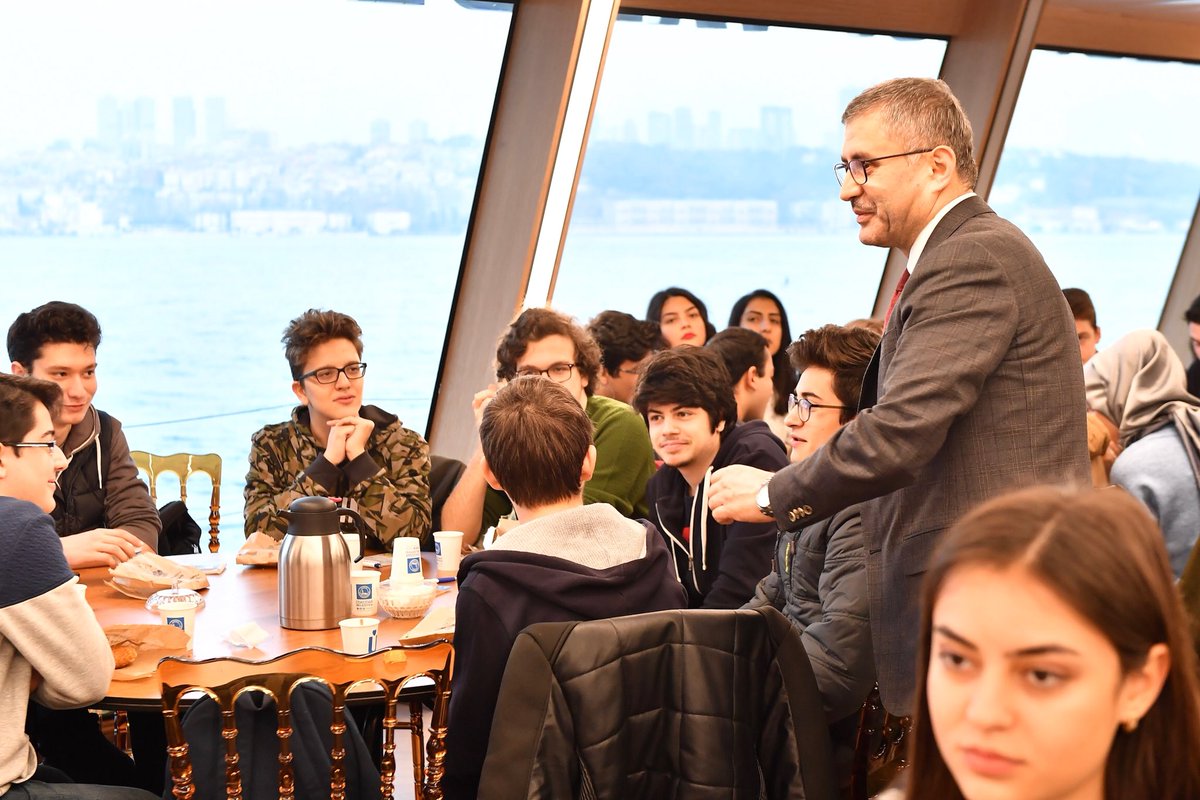 hilmiturkmen34's tweet photo. Yine liseli arkadaşlarımla beraberiz. Geleneksel Perşembe Valide Sultan Buluşmaları’nda Haydarpaşa Anadolu Lisesi 3 ve 4. sınıflar bugün bizimle. Çocuklarımızın hepsi zehir gibi maşallah. Ders zilini çaldık, tarih dersi başladı. https://t.co/9mawrVxiBR