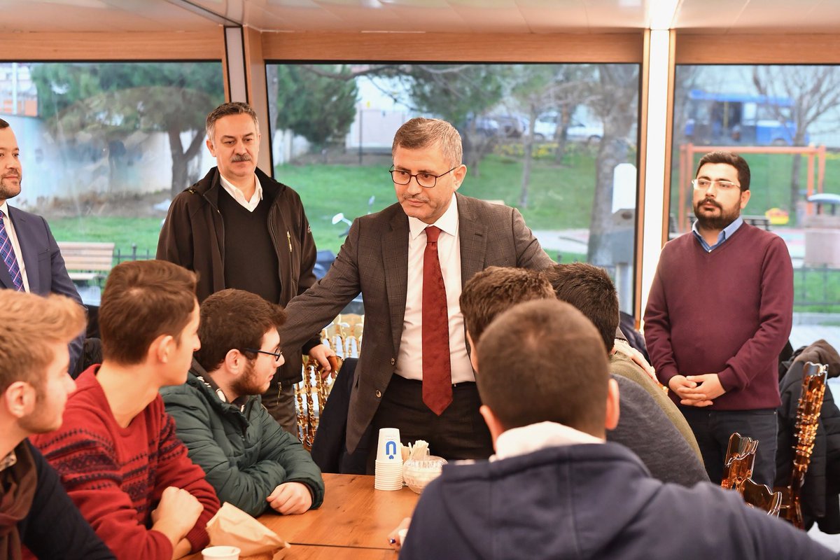 hilmiturkmen34's tweet photo. Yine liseli arkadaşlarımla beraberiz. Geleneksel Perşembe Valide Sultan Buluşmaları’nda Haydarpaşa Anadolu Lisesi 3 ve 4. sınıflar bugün bizimle. Çocuklarımızın hepsi zehir gibi maşallah. Ders zilini çaldık, tarih dersi başladı. https://t.co/9mawrVxiBR